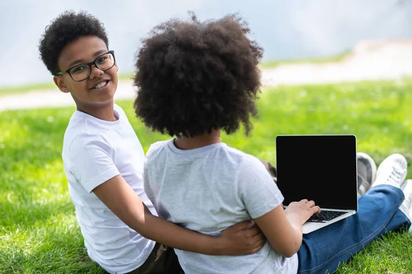 Małe Dzieci Przyjaciele Dziewczyna Chłopiec Laptopem Siedzi Trawie Oglądając Film — Zdjęcie stockowe