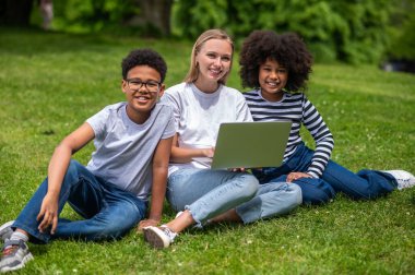 Birlikte çalışalım. Sarışın kız gençlere projelerinde yardım ediyor.