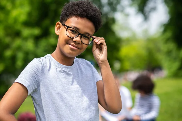 Щасливий Усміхнений Кучерявий Афроамериканський Підліток Виглядає Щасливим — стокове фото