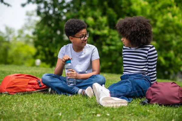 Vänskap Två Afrikanska Amerikanska Barn Sitter Gräset Parken — Stockfoto