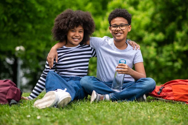 Дружба Два Африканских Американских Ребенка Сидят Траве Парке — стоковое фото
