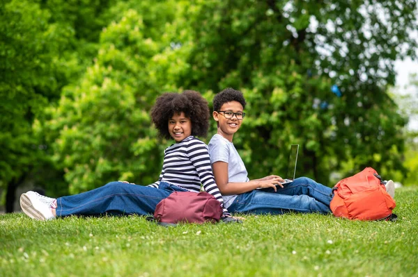 Dans Parc Deux Adolescents Aux Cheveux Bouclés Assis Sur Herbe — Photo