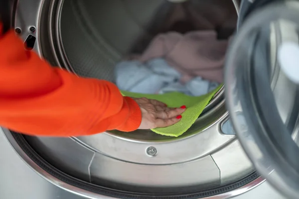 Lavandería Pública Mujer Irreconocible Lavando Ropa Sucia Limpiando Lavadora Con — Foto de Stock