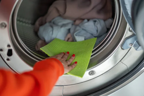 Çamaşırhane Çamaşır Odasında Kirli Çamaşırları Yıkayan Çamaşır Makinesini Paçavrayla Temizleyen — Stok fotoğraf