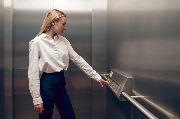 Elevator Slim Young Blonde Woman Elevator — Stock Photo, Image