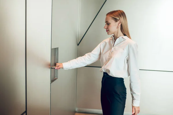 Business Center Blond Young Woman Elevator Business Center — Stock Photo, Image