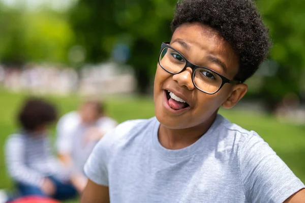 Senang Tersenyum Rambut Keriting African American Remaja Tampak Bahagia — Stok Foto