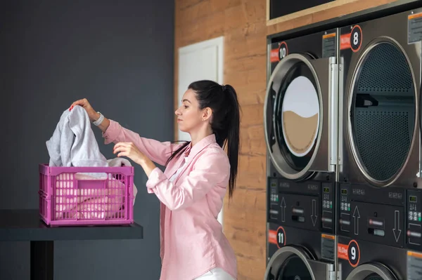 Beautiful Young Woman Housewife Unloading Washing Machine Public Laundry — Stock Photo, Image