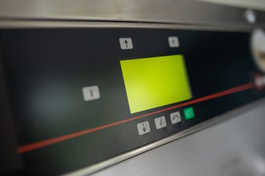 Çamaşır makinesi halka açık bir çamaşırhanede, temizlik servisinde sergileniyor..