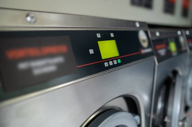 Çamaşır makinesi halka açık bir çamaşırhanede, temizlik servisinde sergileniyor..