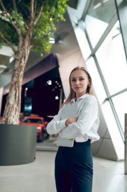 Ofis merkezinde. Ofisteki zarif iş kadını.