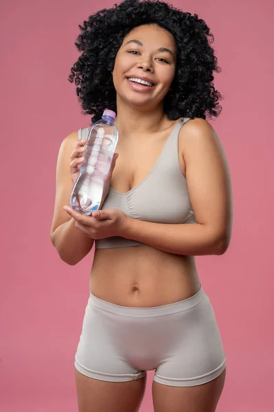 Ισοζύγιο Νερού Ταιριάζει Σγουρά Μαλλιά Γυναίκα Εσώρουχα Ένα Μπουκάλι Νερό — Φωτογραφία Αρχείου