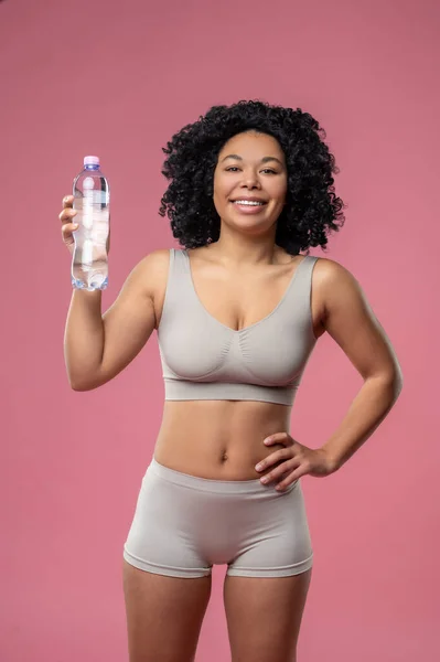 Vattenbalans Passar Lockig Kvinna Underkläder Med Flaska Vatten — Stockfoto