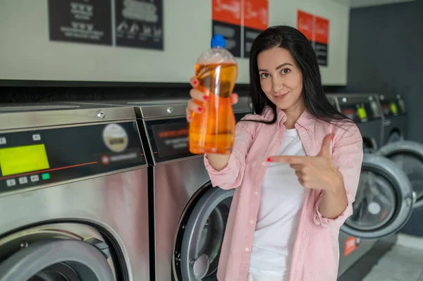 Brunette Woman Laundromat Showing Cleaning Detergent — Stock Photo, Image
