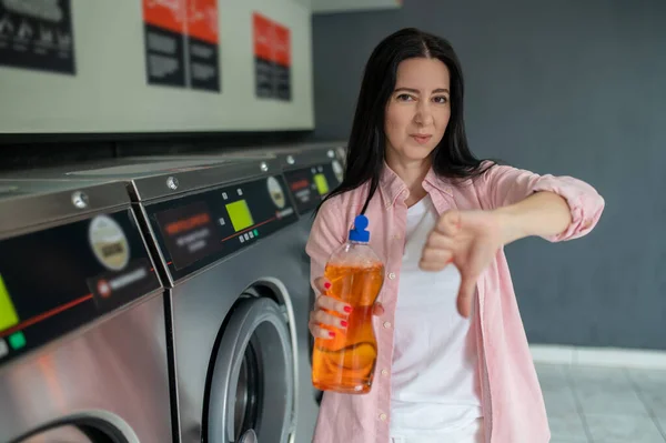 Brunette Woman Laundromat Showing Bad Cleaning Detergent Showing Thumb — Stock Photo, Image