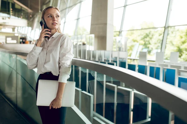Pada Panggilan Wanita Bisnis Muda Berambut Pirang Memiliki Panggilan Telepon — Stok Foto