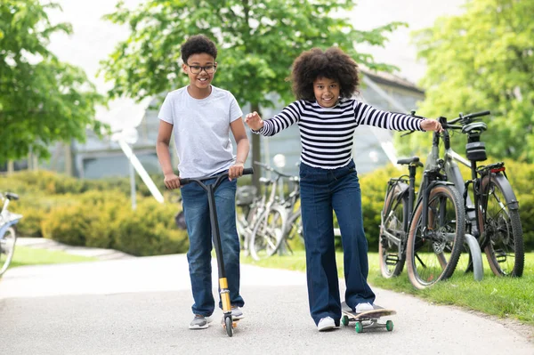 Aktivitäten Park Teenager Mädchen Auf Skateboard Und Junge Auf Roller — Stockfoto