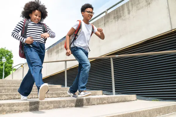 Écoliers Actifs Courant Dans Les Escaliers Avec Des Sacs Dos — Photo