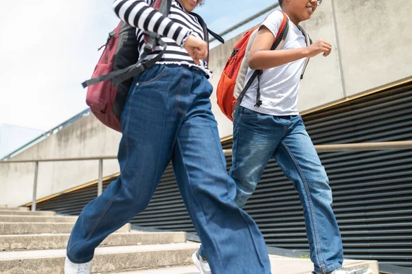 Tanımlanamayan Aktif Okul Çocukları Merdivenlerde Sırt Çantasıyla Koşuyorlar Günlük Gömlekler — Stok fotoğraf