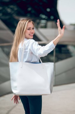 Zarafet. Oldukça zarif genç bir iş kadını. Memnun görünüyor.