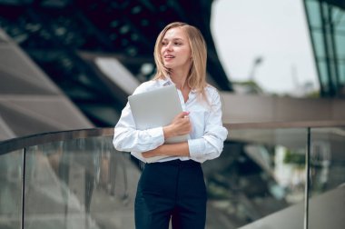 Meşgul kadın. Uzun saçlı, ofis elbiseli, kendinden emin genç bir kadın.
