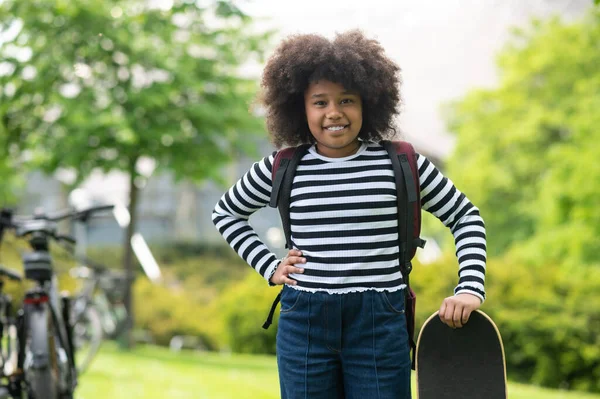 Gadis Muda Bersenang Senang Berdiri Dengan Skateboard Sekolah Luar Ruangan — Stok Foto