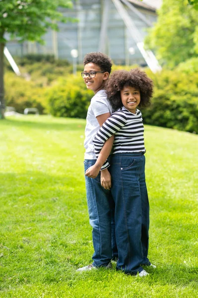 Twee Vrienden Jongen Meisje Hebben Plezier Het Park Staan Rug — Stockfoto