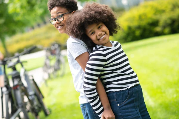 Dva Přátelé Chlapec Dívka Baví Parku Stojící Zády Dozadu Hrát — Stock fotografie