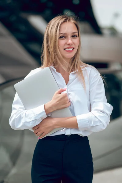 Professioneel Jonge Zakenvrouw Witte Blouse Met Een Laptop — Stockfoto