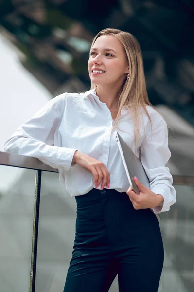 Profesjonalny Młoda Kobieta Biznesu Białej Bluzce Laptopem — Zdjęcie stockowe