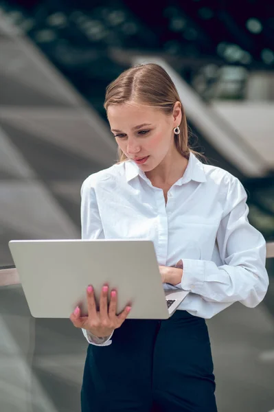 Profissional Jovem Mulher Negócios Blusa Branca Com Laptop — Fotografia de Stock