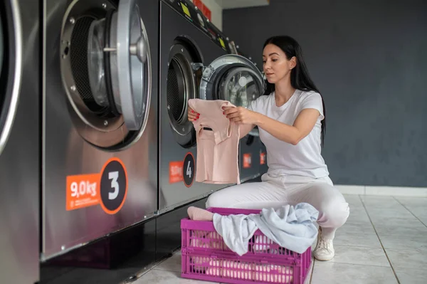 Wanita Yang Menggunakan Mesin Cuci Berkualitas Ruang Publik Untuk Mencuci — Stok Foto