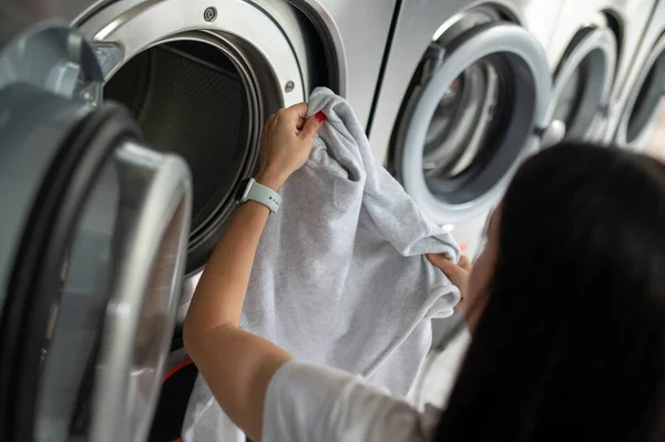 Mujer Irreconocible Usando Lavadora Calificada Sala Pública Para Lavar Sus — Foto de Stock