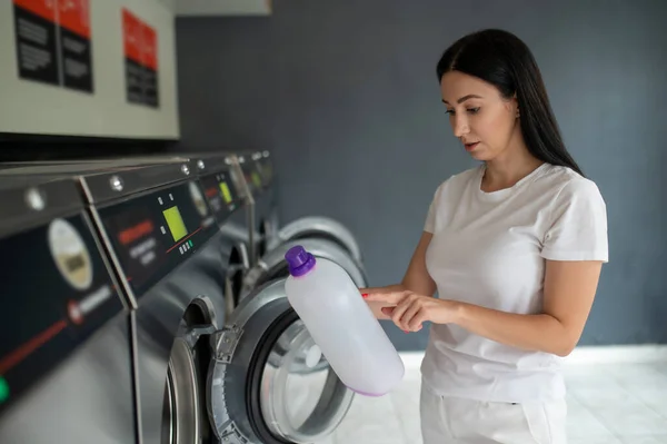 Junge Frau Hält Waschmittel Mit Waschmaschine Öffentlicher Wäscherei — Stockfoto
