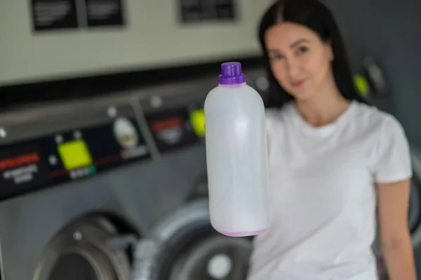 Wanita Muda Memegang Deterjen Menggunakan Mesin Cuci Tempat Cucian Umum — Stok Foto