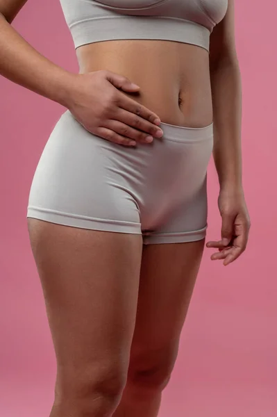 Kroppsproblem Kvinnan Underkläder Rör Vid Hennes Mage — Stockfoto