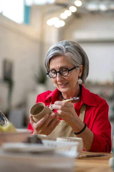 Potter Decorating Clay Mug Firing Oven Senior Woman Enjoying Creative — Stock Photo, Image