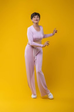 Mutlu kadın. Pembe elbiseli güzel bir bayan mutlu ve gülümsüyor.