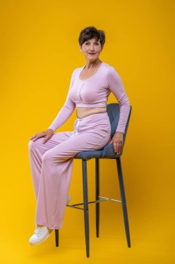 Mutlu kadın. Pembe elbiseli güzel bir bayan mutlu ve gülümsüyor.
