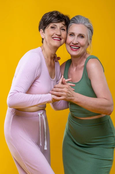 Kobiety Aktywne Starsze Kobiety Stojące Blisko Uśmiechnięte Szczęśliwie — Zdjęcie stockowe
