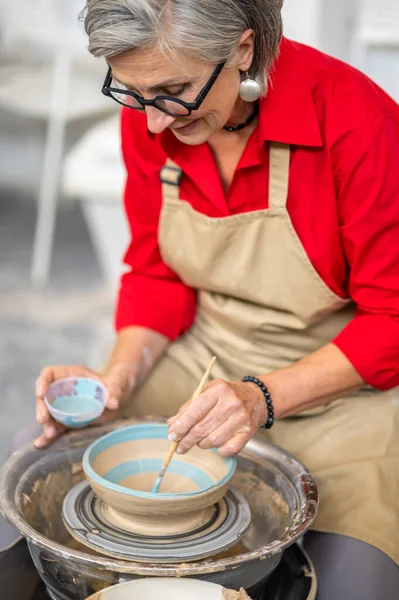 Matura Artigiana Pittura Mug Argilla Vernice Blu Con Ruota Ceramica — Foto Stock