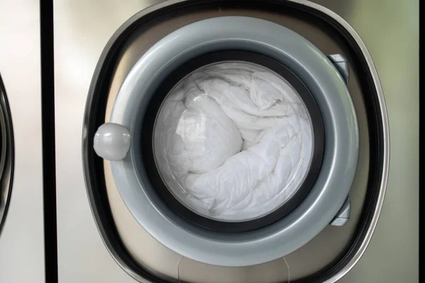 Mesin Cuci Industri Dalam Laundromat Publik Layanan Pembersihan — Stok Foto