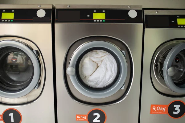 Industrielle Waschmaschinen Einem Öffentlichen Waschsalon Reinigungsservice — Stockfoto