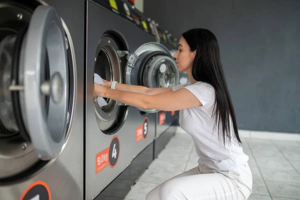 Mujer Que Usa Una Lavadora Calificada Sala Pública Para Lavar — Foto de Stock