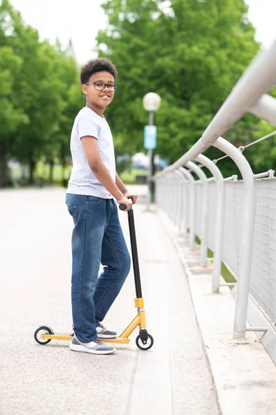 Netter Kleiner Junge Mit Posen Outdoor Park Auf Manuellem Skateboard — Stockfoto