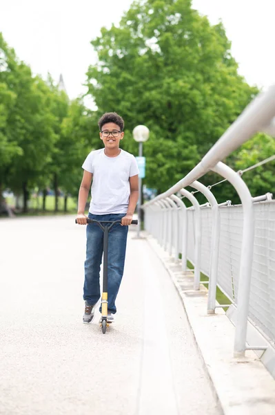Lächelnder Kleiner Junge Posiert Outdoor Park Auf Manuellem Skateboard Lässiger — Stockfoto