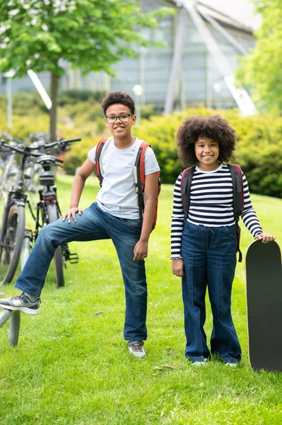 Two Schoolkids Girl Boy Skateboard Green Sunny Park Having Fun — Stock Photo, Image