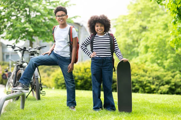 Две Школьницы Девочка Мальчик Скейтбордом Зеленом Солнечном Парке Веселились Вместе — стоковое фото