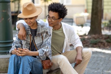 Mutlu bir ilişki. Gençler birlikte oturuyor ve mutlu ve mutlu görünüyorlar.