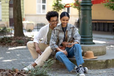 Mutlu bir ilişki. Gençler birlikte oturuyor ve mutlu ve mutlu görünüyorlar.